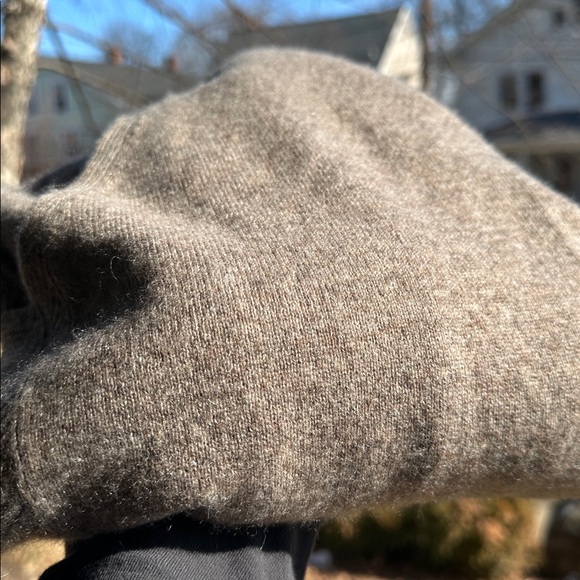 Nicole Miller mocha brown cashmere V neck sweater/quiet luxury. Size Medium - Picture 8 of 8